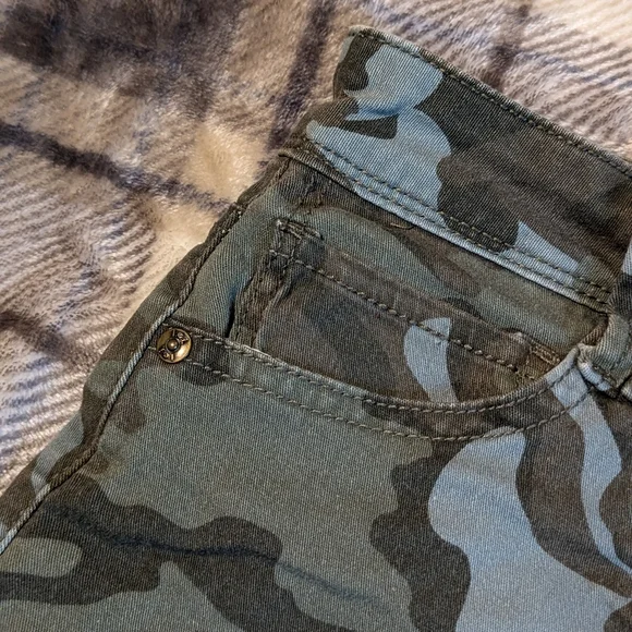 L.e.i. low-rise distressed camo shorts sz 1 - Picture 5 of 7
